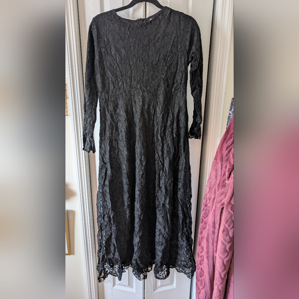 Black Lace Maxi Dress With Sleeves